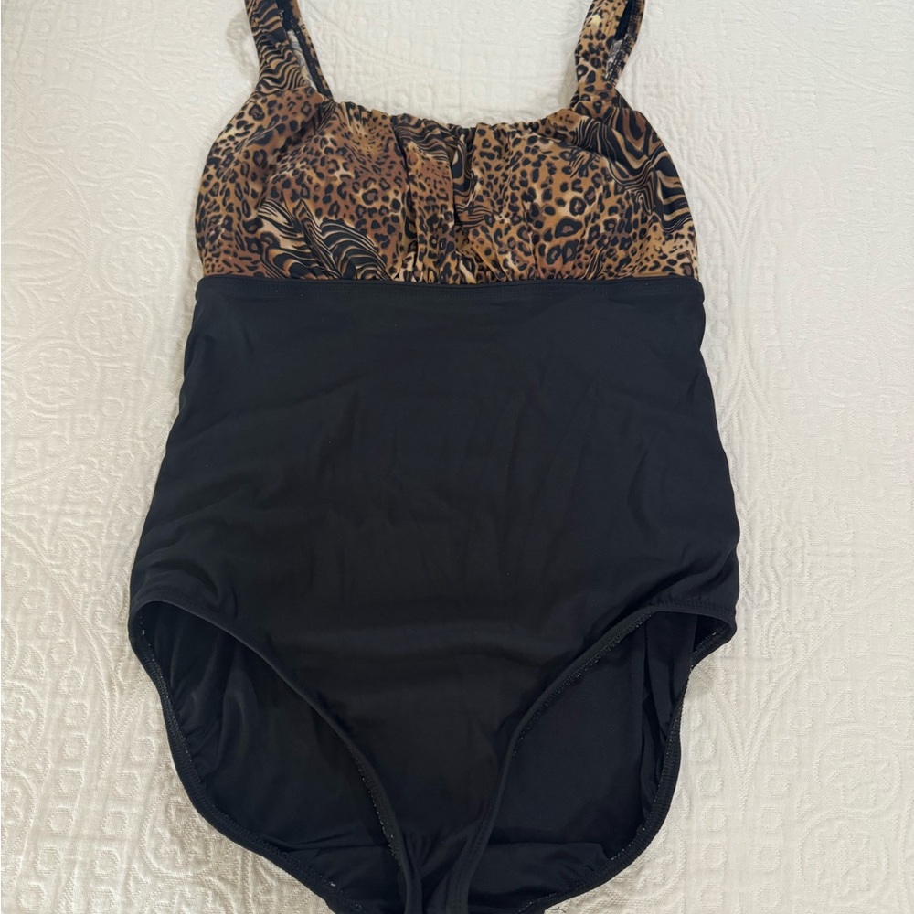 NYGARD Women’s one piece swimsuit, Size 14, Leopard Print And Black